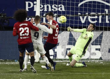 Imágenes de las horas previas y del partido Osasuna-Real Madrid, correspondiente a la jornada 18 y marcado por el paso de la borrasca Filomena.