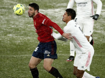 Imágenes de las horas previas y del partido Osasuna-Real Madrid, correspondiente a la jornada 18 y marcado por el paso de la borrasca Filomena.