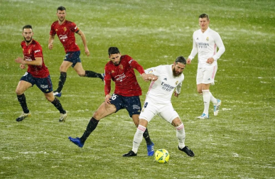 Imágenes de las horas previas y del partido Osasuna-Real Madrid, correspondiente a la jornada 18 y marcado por el paso de la borrasca Filomena.