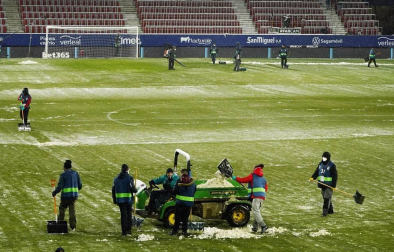 Imágenes de las horas previas y del partido Osasuna-Real Madrid, correspondiente a la jornada 18 y marcado por el paso de la borrasca Filomena.