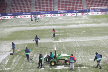 Imágenes de las horas previas y del partido Osasuna-Real Madrid, correspondiente a la jornada 18 y marcado por el paso de la borrasca Filomena.