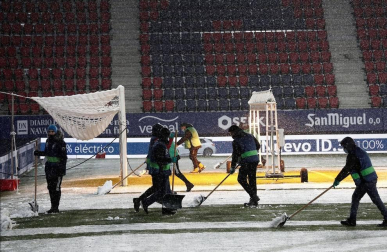 Imágenes de las horas previas y del partido Osasuna-Real Madrid, correspondiente a la jornada 18 y marcado por el paso de la borrasca Filomena.