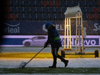Imágenes de las horas previas y del partido Osasuna-Real Madrid, correspondiente a la jornada 18 y marcado por el paso de la borrasca Filomena.