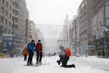 La Comunidad de Madrid ha despertado este sábado cubierta con una espesa manta de nieve que impide la movilidad en buena parte de la región, incluida la capital.