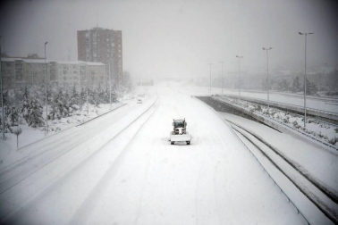 La Comunidad de Madrid ha despertado este sábado cubierta con una espesa manta de nieve que impide la movilidad en buena parte de la región, incluida la capital.