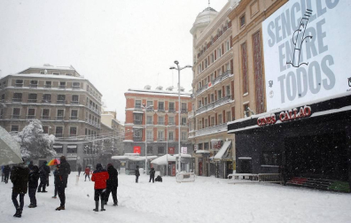 La Comunidad de Madrid ha despertado este sábado cubierta con una espesa manta de nieve que impide la movilidad en buena parte de la región, incluida la capital.