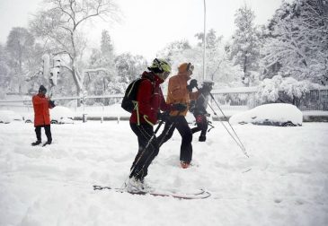 La Comunidad de Madrid ha despertado este sábado cubierta con una espesa manta de nieve que impide la movilidad en buena parte de la región, incluida la capital.