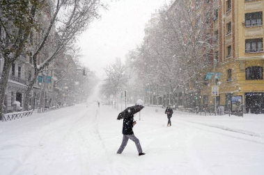 La Comunidad de Madrid ha despertado este sábado cubierta con una espesa manta de nieve que impide la movilidad en buena parte de la región, incluida la capital.