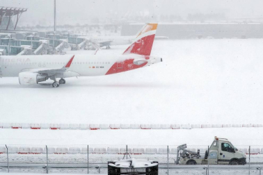 La Comunidad de Madrid ha despertado este sábado cubierta con una espesa manta de nieve que impide la movilidad en buena parte de la región, incluida la capital.
