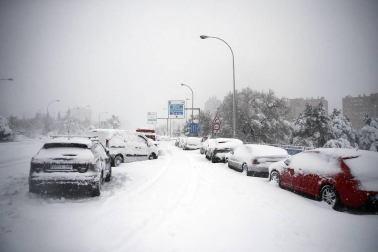 La Comunidad de Madrid ha despertado este sábado cubierta con una espesa manta de nieve que impide la movilidad en buena parte de la región, incluida la capital.