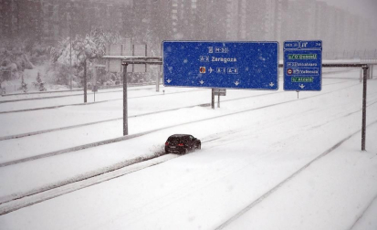 La Comunidad de Madrid ha despertado este sábado cubierta con una espesa manta de nieve que impide la movilidad en buena parte de la región, incluida la capital.
