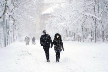 La Comunidad de Madrid ha despertado este sábado cubierta con una espesa manta de nieve que impide la movilidad en buena parte de la región, incluida la capital.
