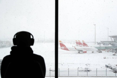 La Comunidad de Madrid ha despertado este sábado cubierta con una espesa manta de nieve que impide la movilidad en buena parte de la región, incluida la capital.