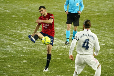 Imágenes de las horas previas y del partido Osasuna-Real Madrid, correspondiente a la jornada 18 y marcado por el paso de la borrasca Filomena.