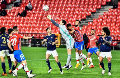Imágenes del partido que enfrenta a Granada y Osasuna en el estadio Nuevo Los Cármenes