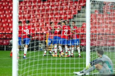 Imágenes del partido que enfrenta a Granada y Osasuna en el estadio Nuevo Los Cármenes