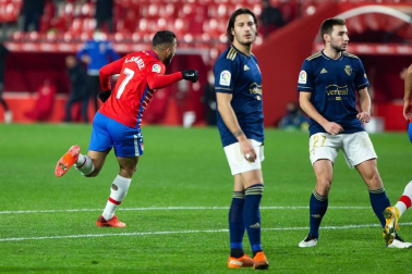 Imágenes del partido que enfrenta a Granada y Osasuna en el estadio Nuevo Los Cármenes