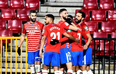 Imágenes del partido que enfrenta a Granada y Osasuna en el estadio Nuevo Los Cármenes