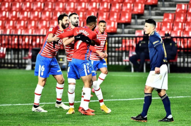 Imágenes del partido que enfrenta a Granada y Osasuna en el estadio Nuevo Los Cármenes
