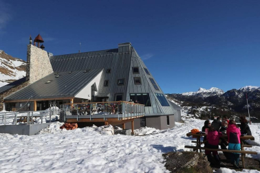 Los aficionados a los deportes de invierno pudieron disfrutar de la nieve con el primer día de las instalaciones este domingo 20 de diciembre.