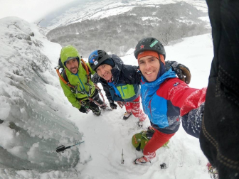 Galería de imágenes de Mikel Zabalza, Ekaitz Maiz y Gorka Karapeto escalando en hielo en el morro inferior del Beriáin-San Donato.