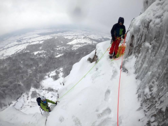 Galería de imágenes de Mikel Zabalza, Ekaitz Maiz y Gorka Karapeto escalando en hielo en el morro inferior del Beriáin-San Donato.
