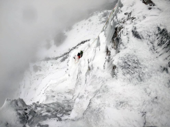 Galería de imágenes de Mikel Zabalza, Ekaitz Maiz y Gorka Karapeto escalando en hielo en el morro inferior del Beriáin-San Donato.