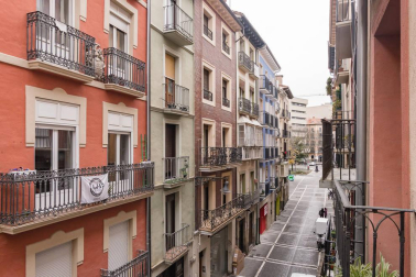 Un piso reformado con gusto y ubicado en la tranquila calle San Antón