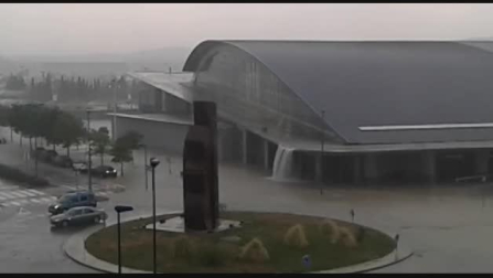La lluvia anega las inmediaciones del polideportivo de Tafalla