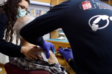 Navarra comienza la vacunación a los profesionales sanitarios y a grandes dependientes en Etxarri-Aranatz y Alsasua.