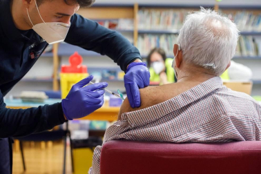 Navarra comienza la vacunación a los profesionales sanitarios y a grandes dependientes en Etxarri-Aranatz y Alsasua.
