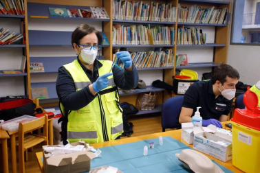 Navarra comienza la vacunación a los profesionales sanitarios y a grandes dependientes en Etxarri-Aranatz y Alsasua.