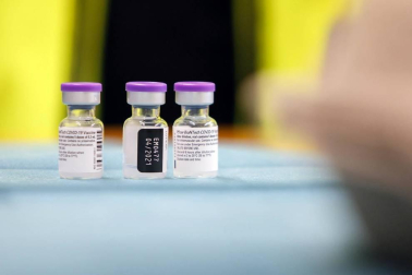 Navarra comienza la vacunación a los profesionales sanitarios y a grandes dependientes en Etxarri-Aranatz y Alsasua.