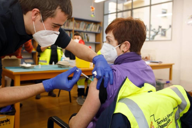 Navarra comienza la vacunación a los profesionales sanitarios y a grandes dependientes en Etxarri-Aranatz y Alsasua.