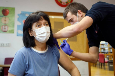 Navarra comienza la vacunación a los profesionales sanitarios y a grandes dependientes en Etxarri-Aranatz y Alsasua.