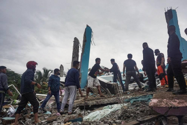 El terremoto de 6.2 en la escala de Richter en la isla de Célebe ha dejado por el momento 42 muertos, más de 600 heridos y decenas de desaparecidos.