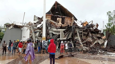 El terremoto de 6.2 en la escala de Richter en la isla de Célebe ha dejado por el momento 42 muertos, más de 600 heridos y decenas de desaparecidos.
