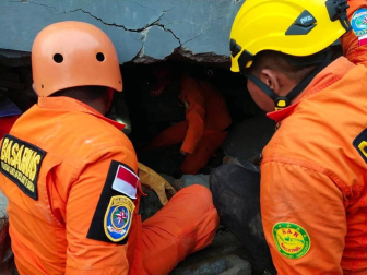 El terremoto de 6.2 en la escala de Richter en la isla de Célebe ha dejado por el momento 42 muertos, más de 600 heridos y decenas de desaparecidos.