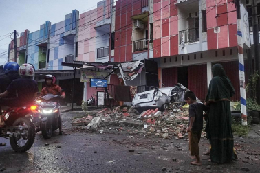 El terremoto de 6.2 en la escala de Richter en la isla de Célebe ha dejado por el momento 42 muertos, más de 600 heridos y decenas de desaparecidos.