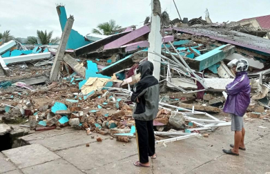 El terremoto de 6.2 en la escala de Richter en la isla de Célebe ha dejado por el momento 42 muertos, más de 600 heridos y decenas de desaparecidos.