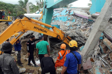 El terremoto de 6.2 en la escala de Richter en la isla de Célebe ha dejado por el momento 42 muertos, más de 600 heridos y decenas de desaparecidos.