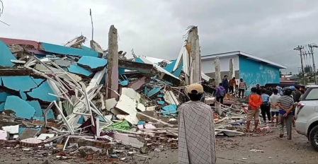 El terremoto de 6.2 en la escala de Richter en la isla de Célebe ha dejado por el momento 42 muertos, más de 600 heridos y decenas de desaparecidos.