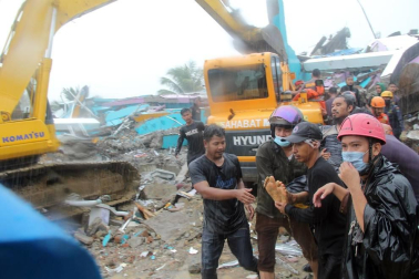 El terremoto de 6.2 en la escala de Richter en la isla de Célebe ha dejado por el momento 42 muertos, más de 600 heridos y decenas de desaparecidos.