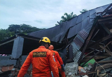 El terremoto de 6.2 en la escala de Richter en la isla de Célebe ha dejado por el momento 42 muertos, más de 600 heridos y decenas de desaparecidos.