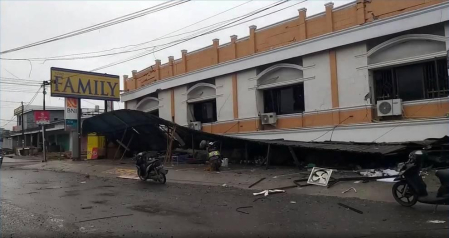 El terremoto de 6.2 en la escala de Richter en la isla de Célebe ha dejado por el momento 42 muertos, más de 600 heridos y decenas de desaparecidos.