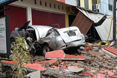 El terremoto de 6.2 en la escala de Richter en la isla de Célebe ha dejado por el momento 42 muertos, más de 600 heridos y decenas de desaparecidos.