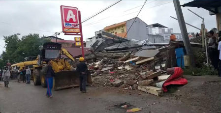 El terremoto de 6.2 en la escala de Richter en la isla de Célebe ha dejado por el momento 42 muertos, más de 600 heridos y decenas de desaparecidos.