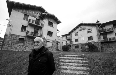 Un libro reivindica la figura del caminero, arrinconada por los nuevos sistemas de mantenimiento de carreteras y cruciales en la limpieza de viales cuando las nevadas eran copiosas y los quitanieves estaban por inventarse o eran rudimentarios