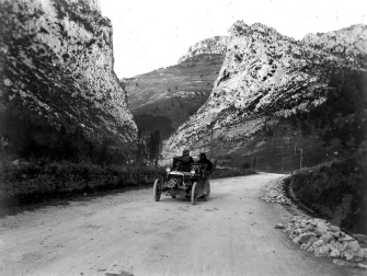 Un libro reivindica la figura del caminero, arrinconada por los nuevos sistemas de mantenimiento de carreteras y cruciales en la limpieza de viales cuando las nevadas eran copiosas y los quitanieves estaban por inventarse o eran rudimentarios