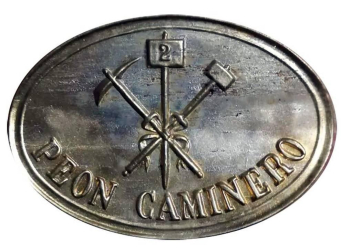 Un libro reivindica la figura del caminero, arrinconada por los nuevos sistemas de mantenimiento de carreteras y cruciales en la limpieza de viales cuando las nevadas eran copiosas y los quitanieves estaban por inventarse o eran rudimentarios